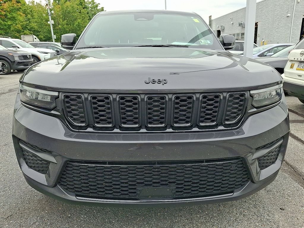 Used 2024 Gray Jeep Altitude image 2