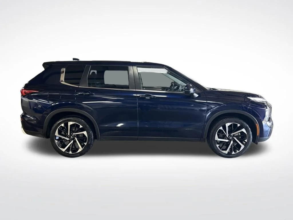 Used 2023  Mitsubishi SE image 6