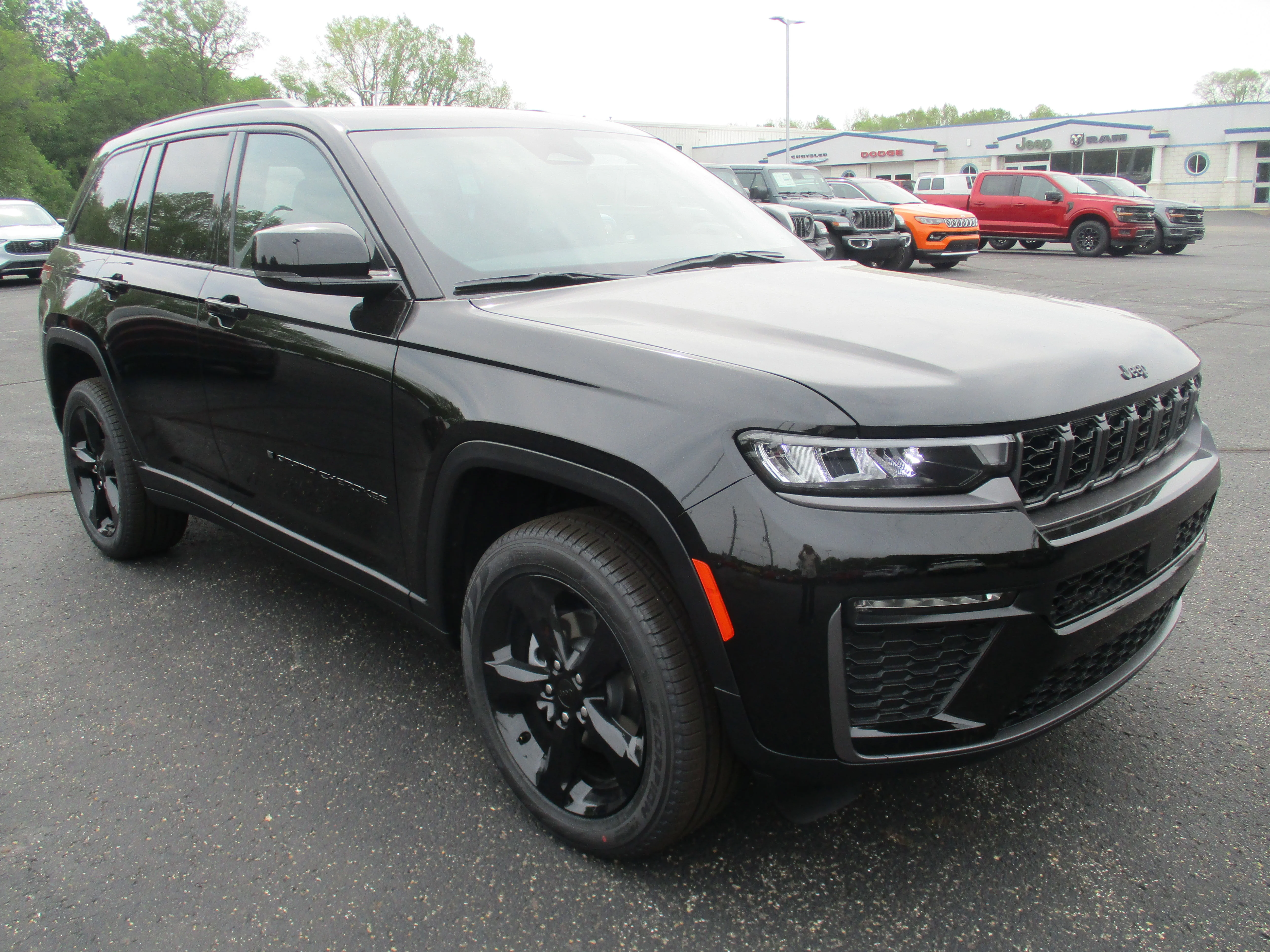 New 2026 Diamond Black Crystal Pearl-Coat Exterior Paint Jeep Limited image 2