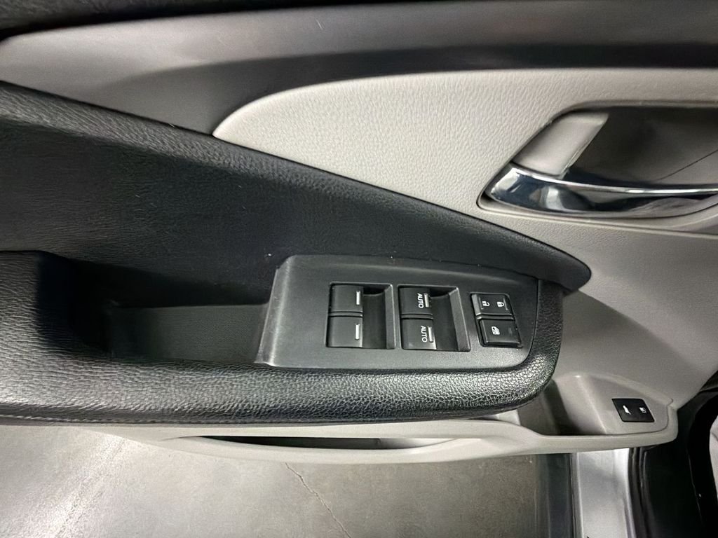 Used 2017 Lunar Silver Metallic Honda EX-L image 23