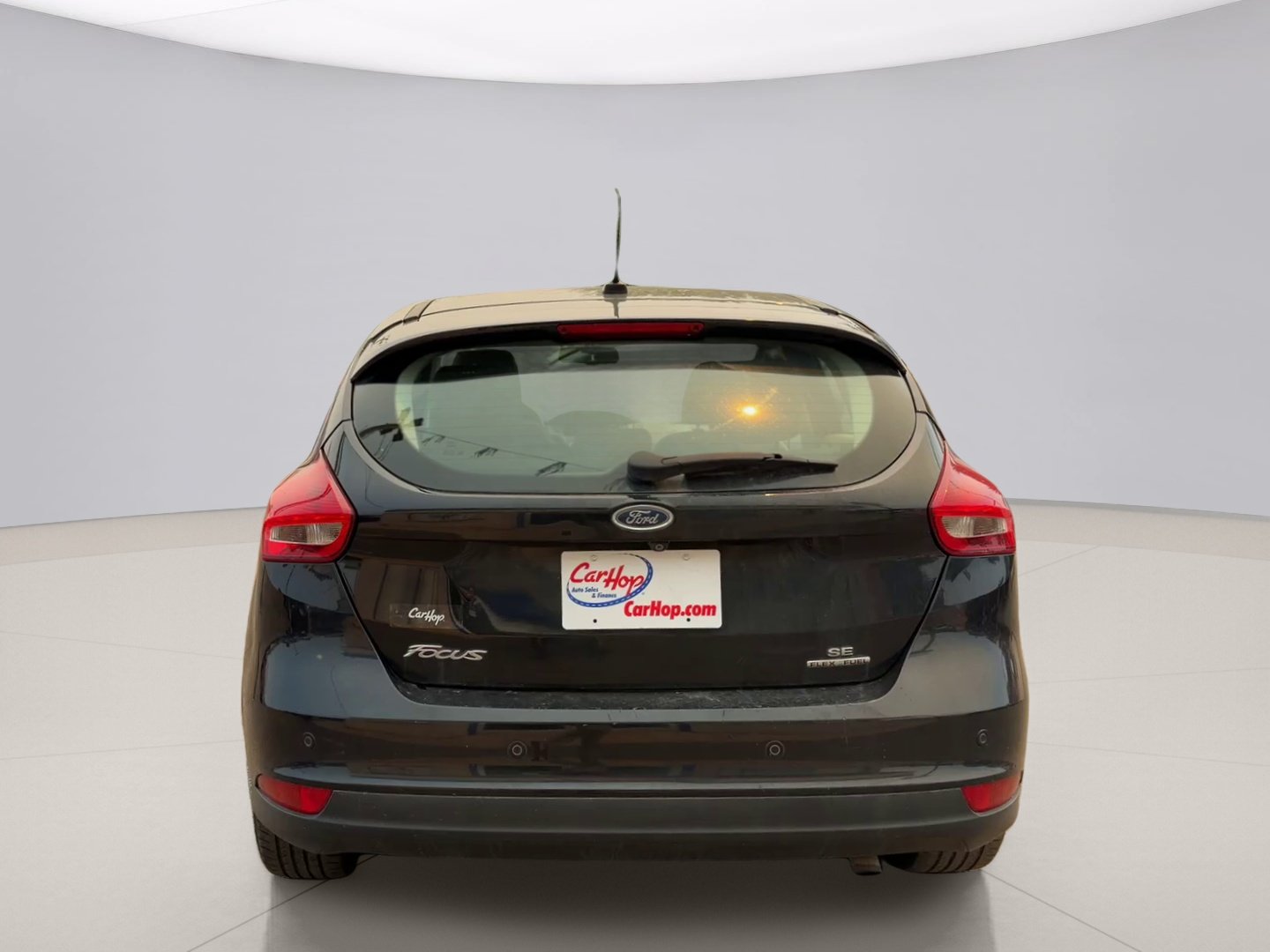 Used 2015 Gray Ford SE HATCHBA image 4