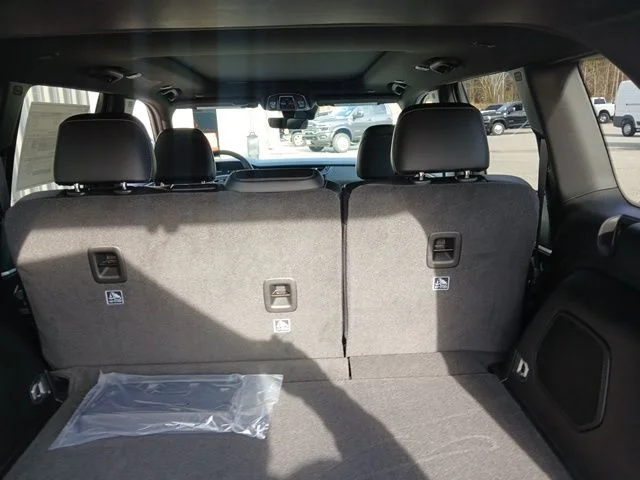 New 2026 Bright White Clear-Coat Exterior Paint Jeep Limited image 12
