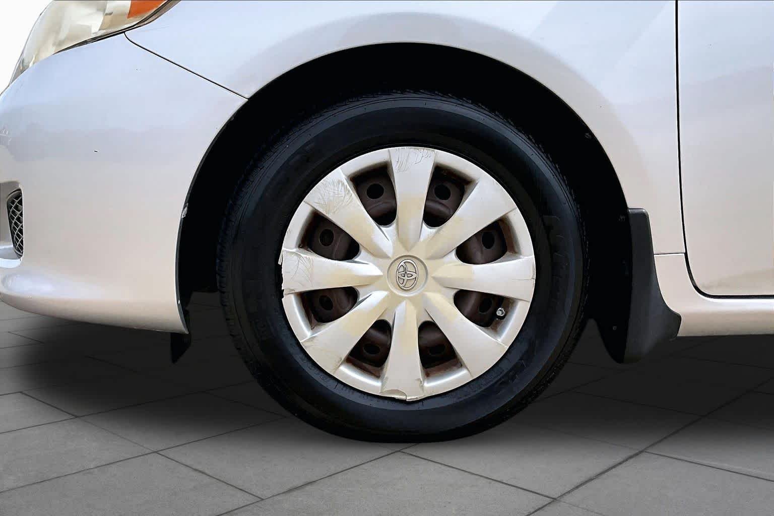 Used 2009 Classic Silver Metallic Toyota LE image 9