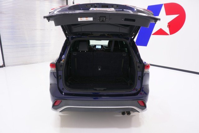 Used 2023  Toyota XSE image 8