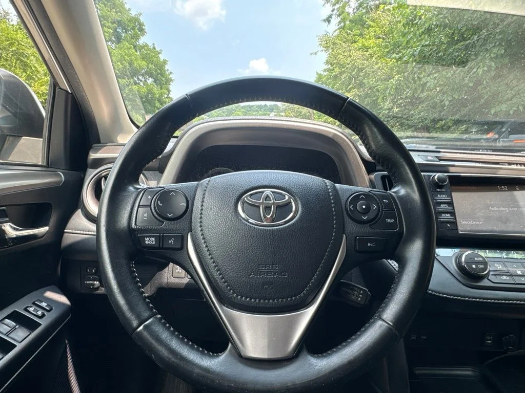 Used 2018 Silver Toyota XLE image 14