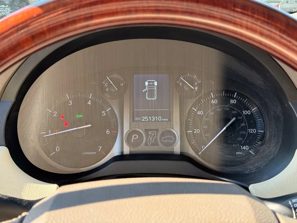 Used 2015 White Lexus 460 image 17