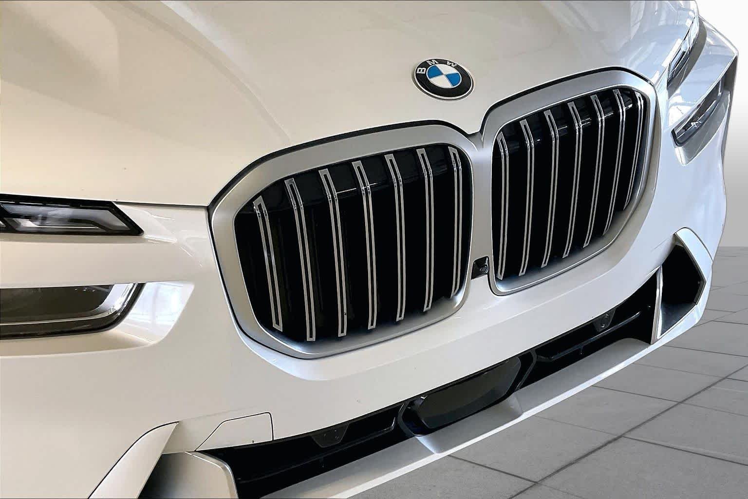 Used 2023 Mineral White Metallic BMW xDrive40i image 30