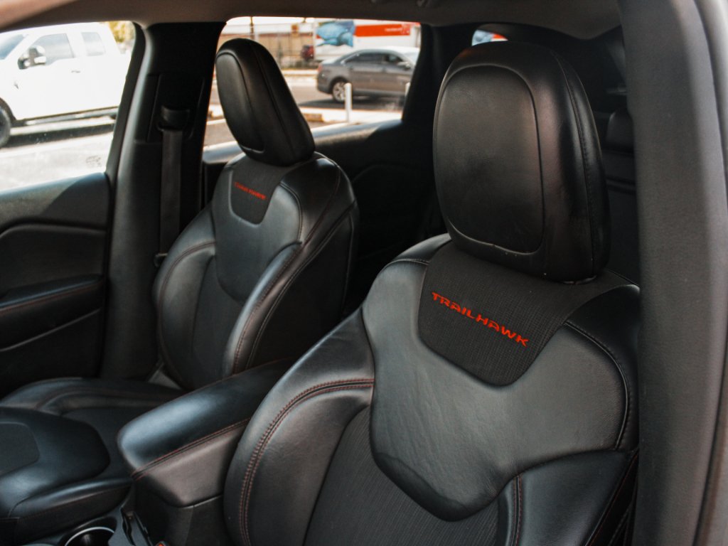 Used 2018 Billet Silver Metallic Clearcoat Jeep Trailhawk image 25