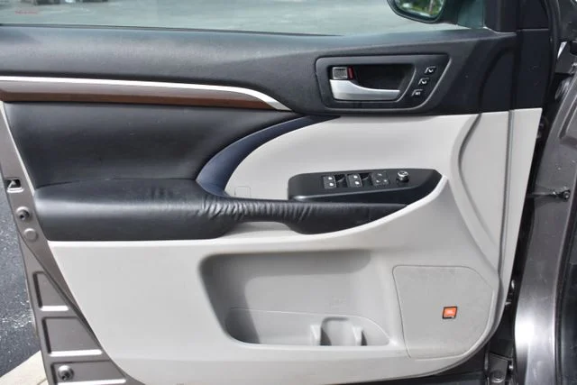 Used 2016 Gray Toyota Limited image 9