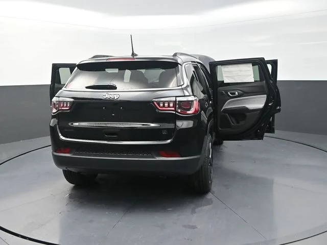 New 2026 Diamond Black Crystal Pearlcoat Jeep  image 28