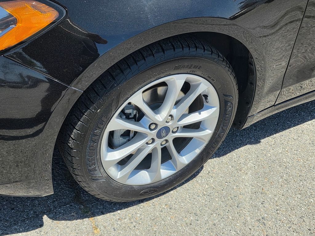 Used 2020 Black Ford SE image 11