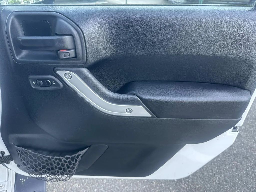 Used 2018 White Jeep Unlimited Sahara image 12