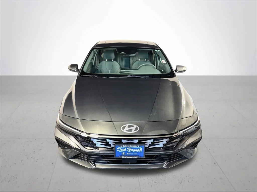 Used 2025 Gray Hyundai SEL Convenience image 3