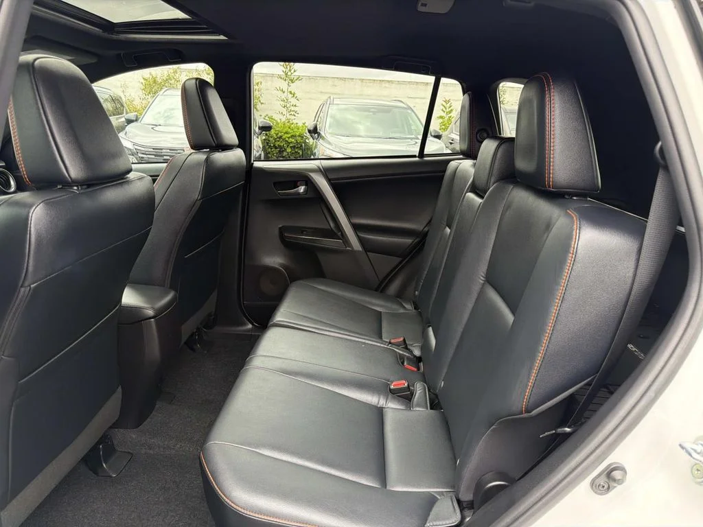 Used 2016 SUPER WHITE Toyota SE image 24