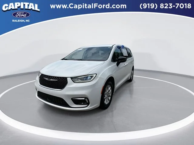 Used 2024 White Chrysler Touring L image 4