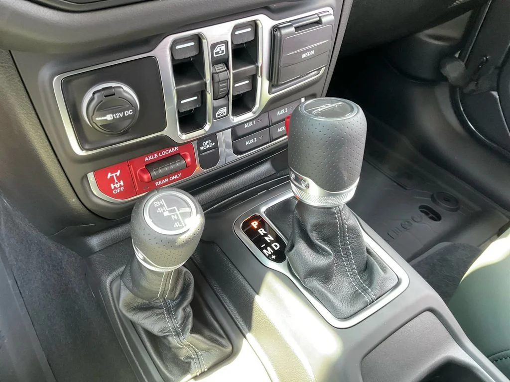 Used 2025 Gray Jeep Mojave image 33