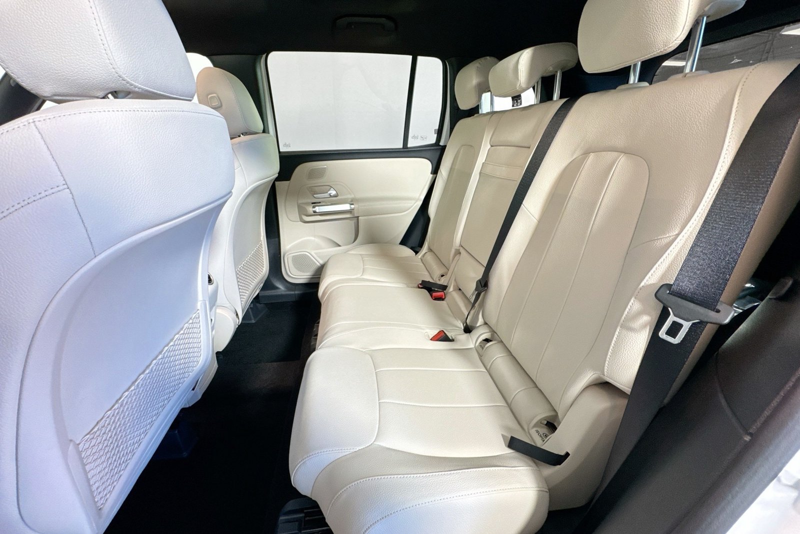 New 2026 Polar White Mercedes-Benz GLB 250 image 22