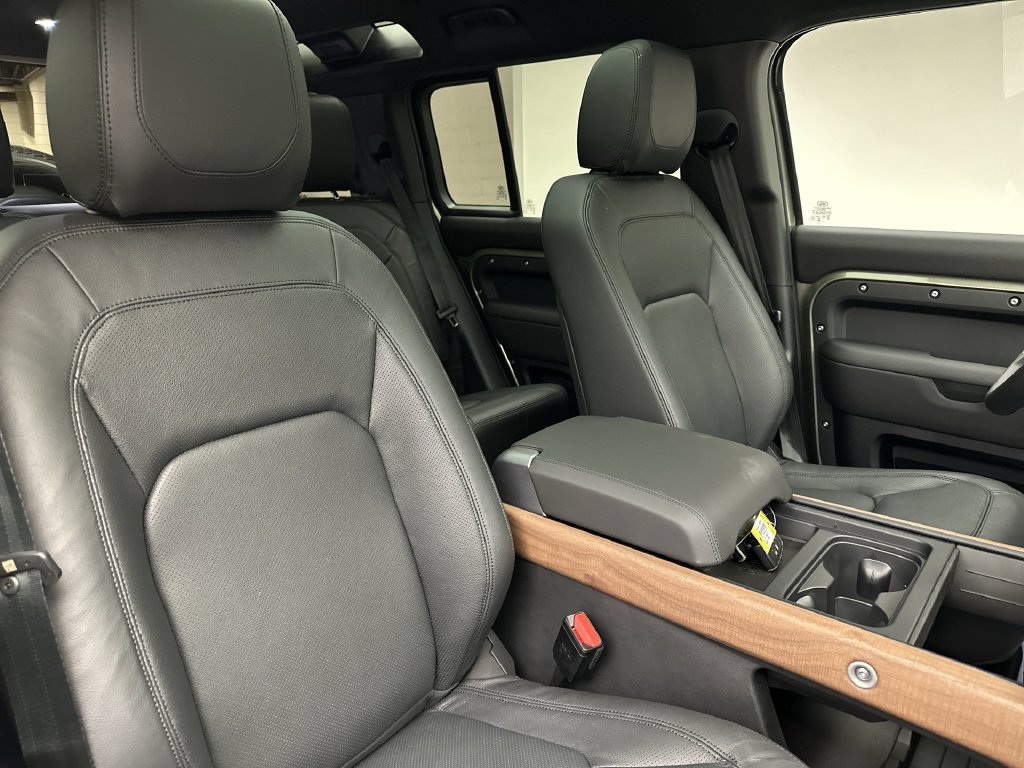 Used 2024 Pangea Green Metallic Land Rover S image 3