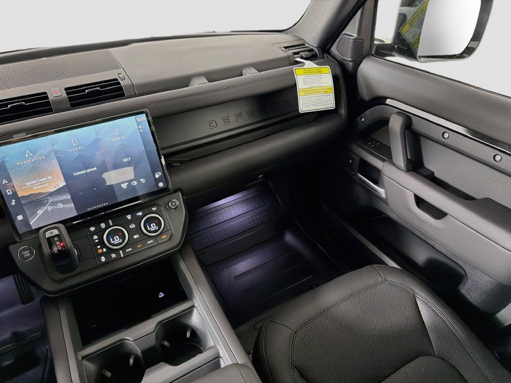 New 2026 Santorini Black Land Rover X-Dynamic SE image 25