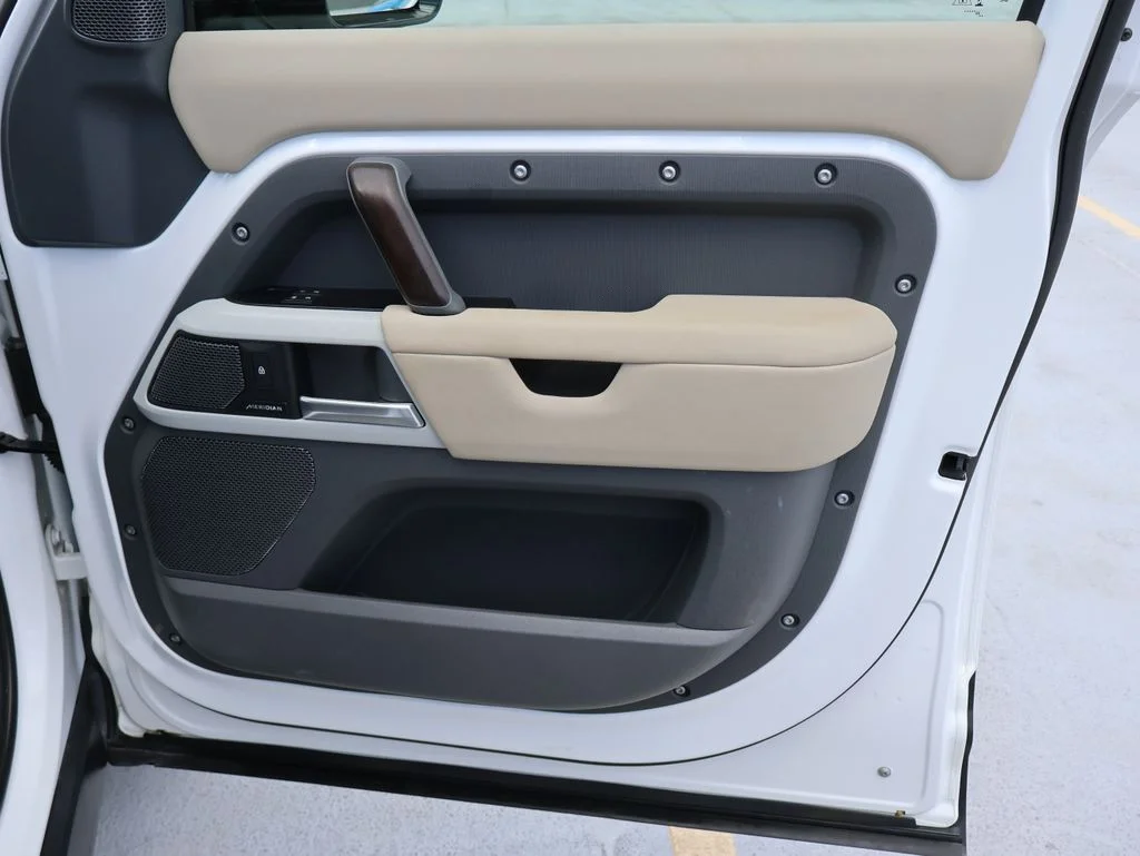 Used 2024 Fuji White Land Rover  image 11
