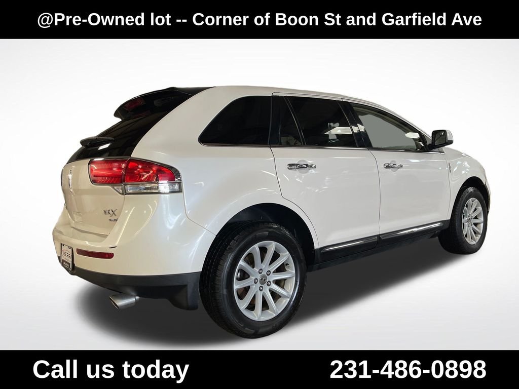 Used 2011  Lincoln Base image 5