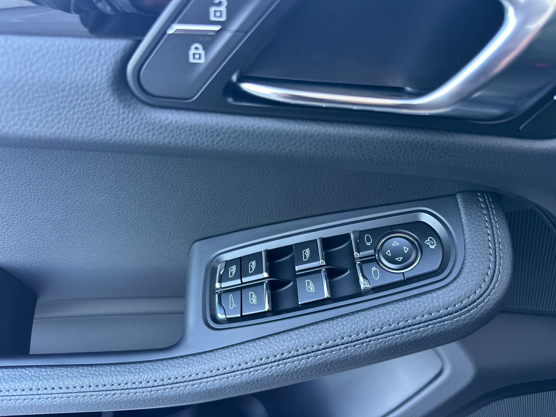 New 2026  Porsche Macan (AWD) image 13