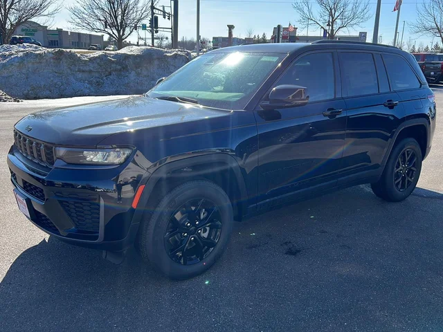2026 Jeep Grand Cherokee Laredo Altitude