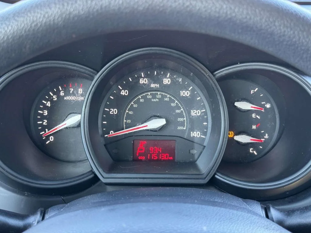Used 2015 Silver Kia LX image 24
