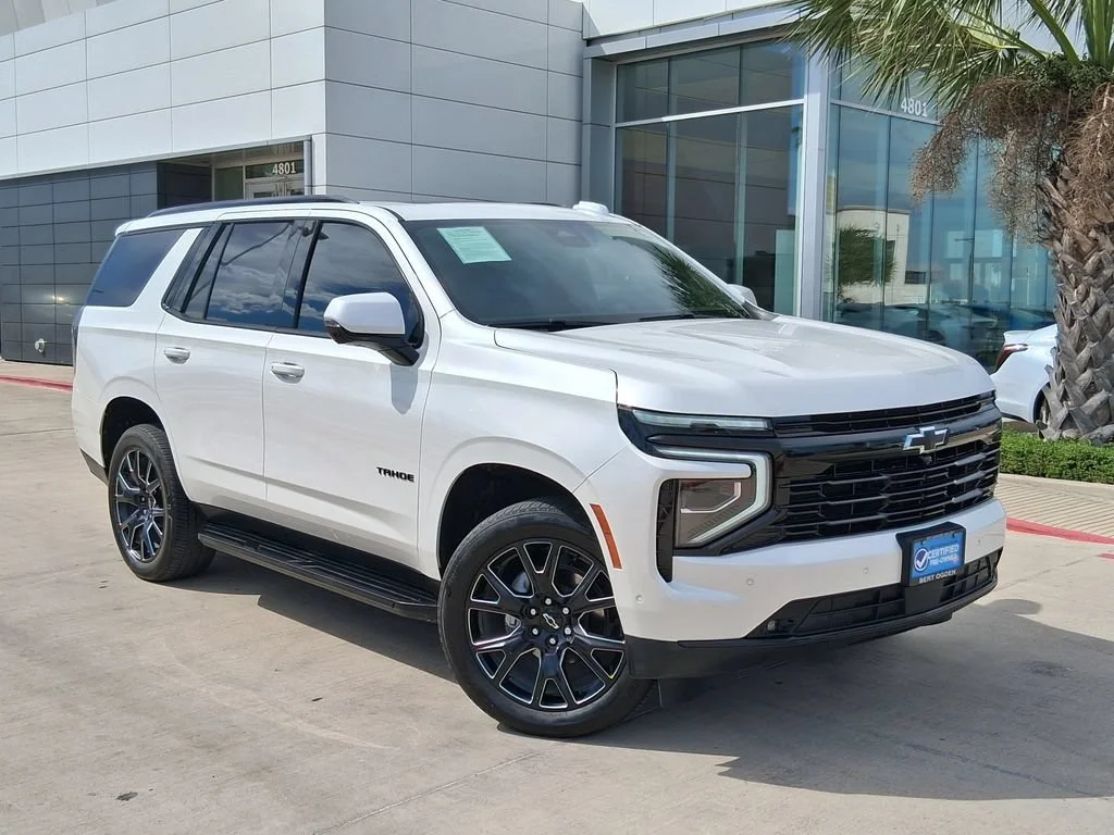 Used 2025 Iridescent Pearl Tricoat Chevrolet RST image 1