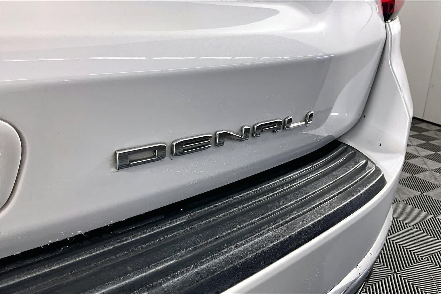 Used 2021 White Frost Tricoat GMC Denali image 10