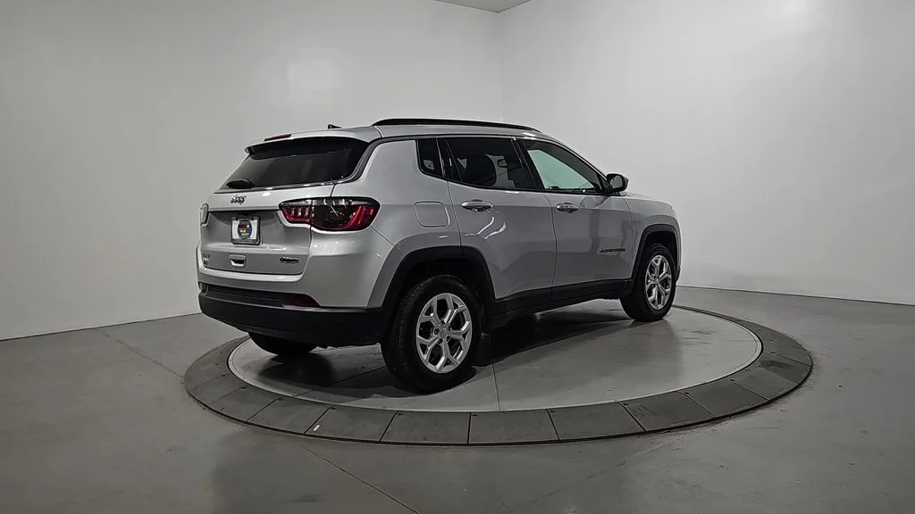 Used 2024 Silver Jeep Latitude image 4