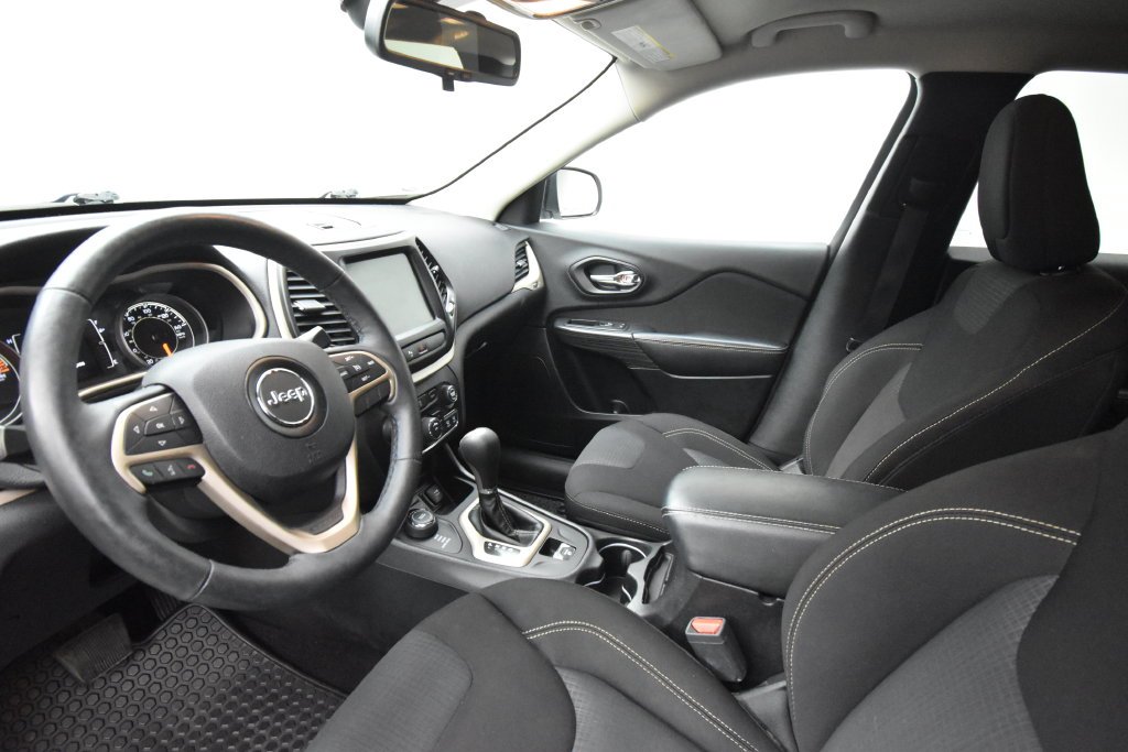 Used 2017 White Jeep Latitude image 7