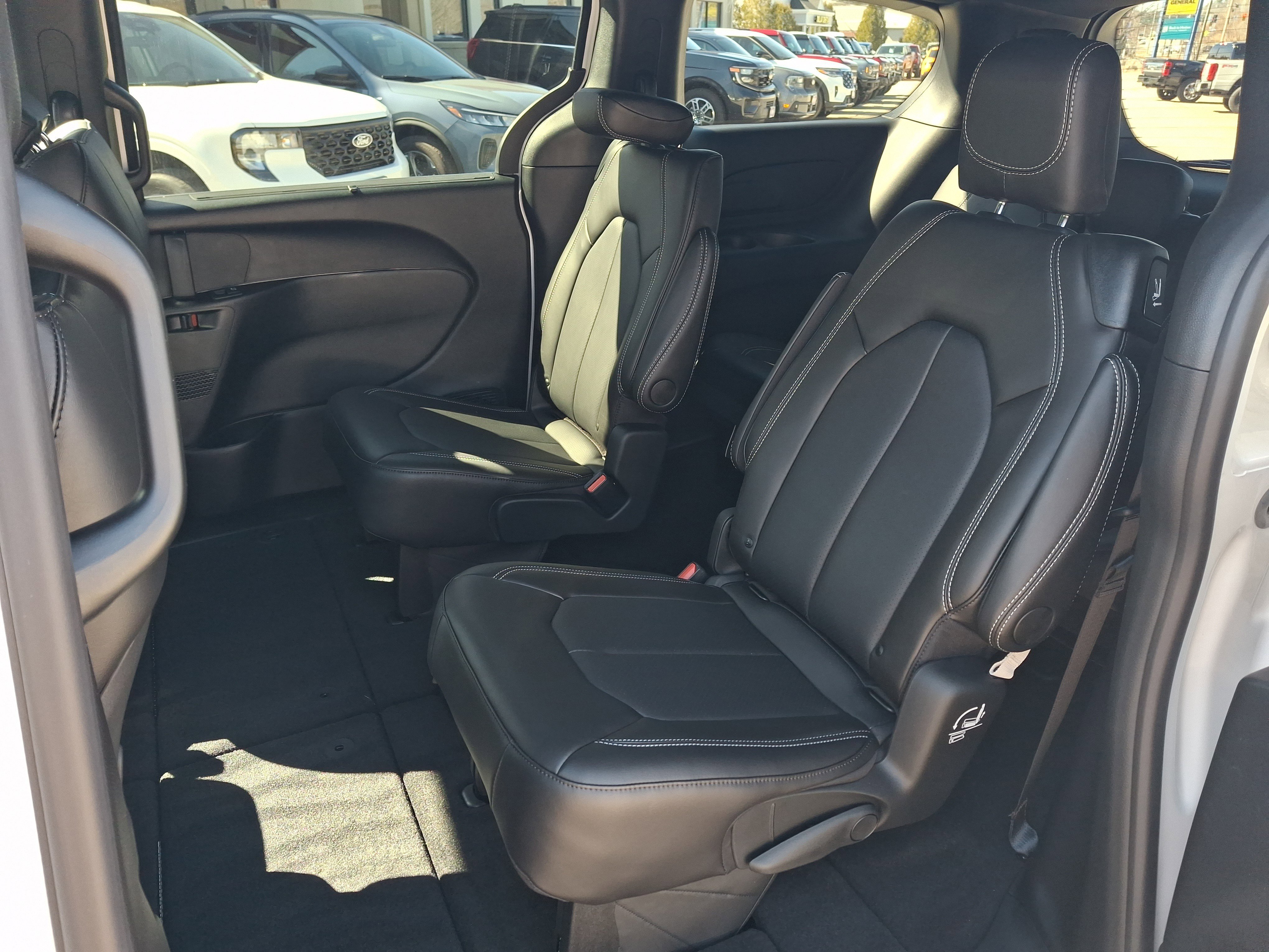 2026 Chrysler Voyager LX - Photo 13