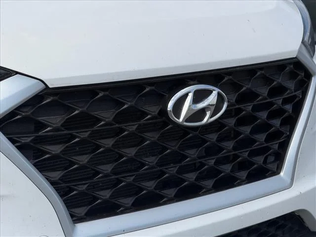 Used 2021 White Cream Hyundai SE image 15