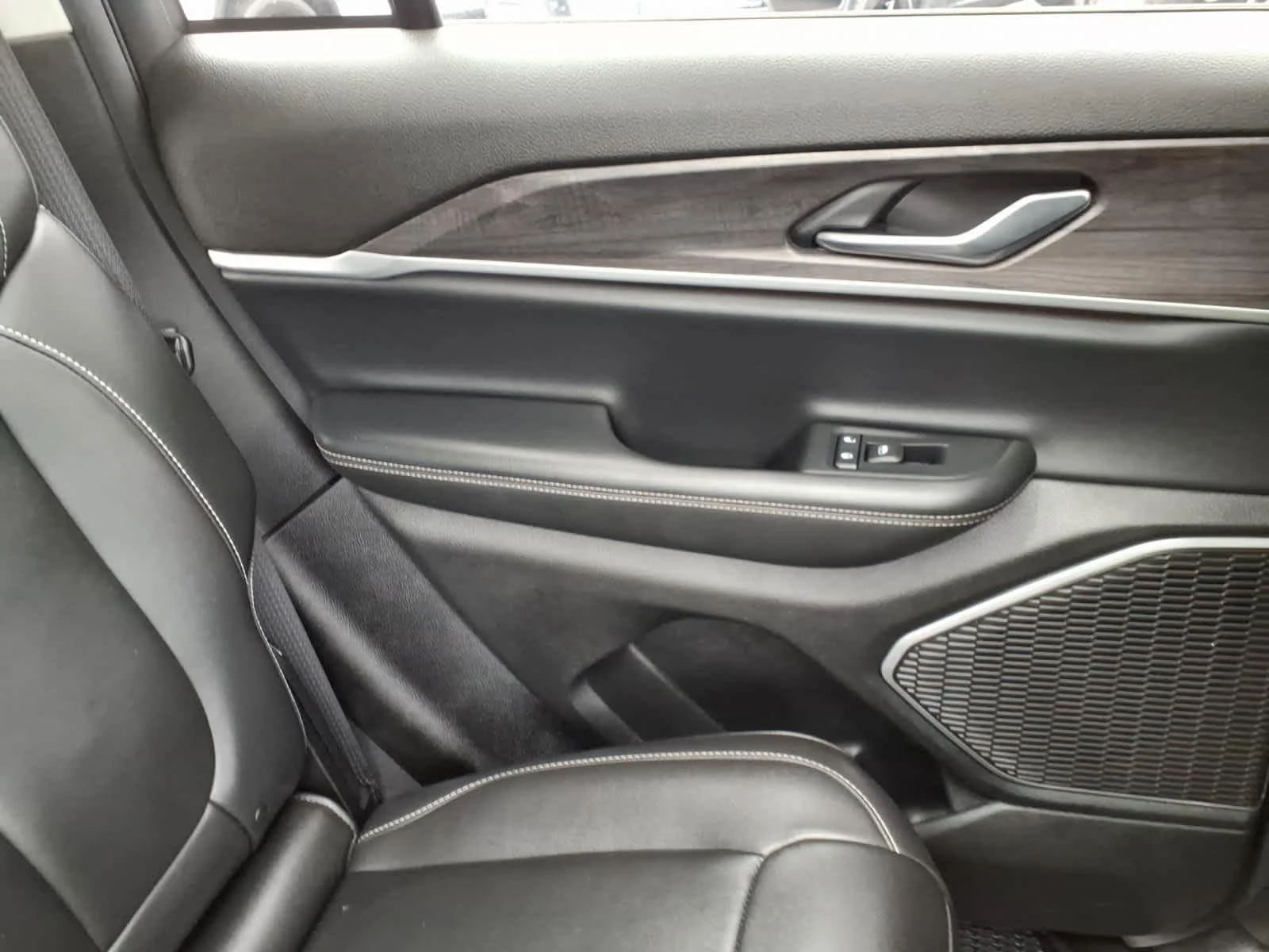 Used 2022 Silver Zynith Jeep Limited image 21