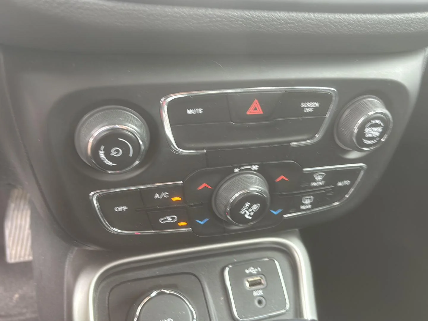Used 2021 Diamond Black Crystal Pearlcoat Jeep Latitude image 12
