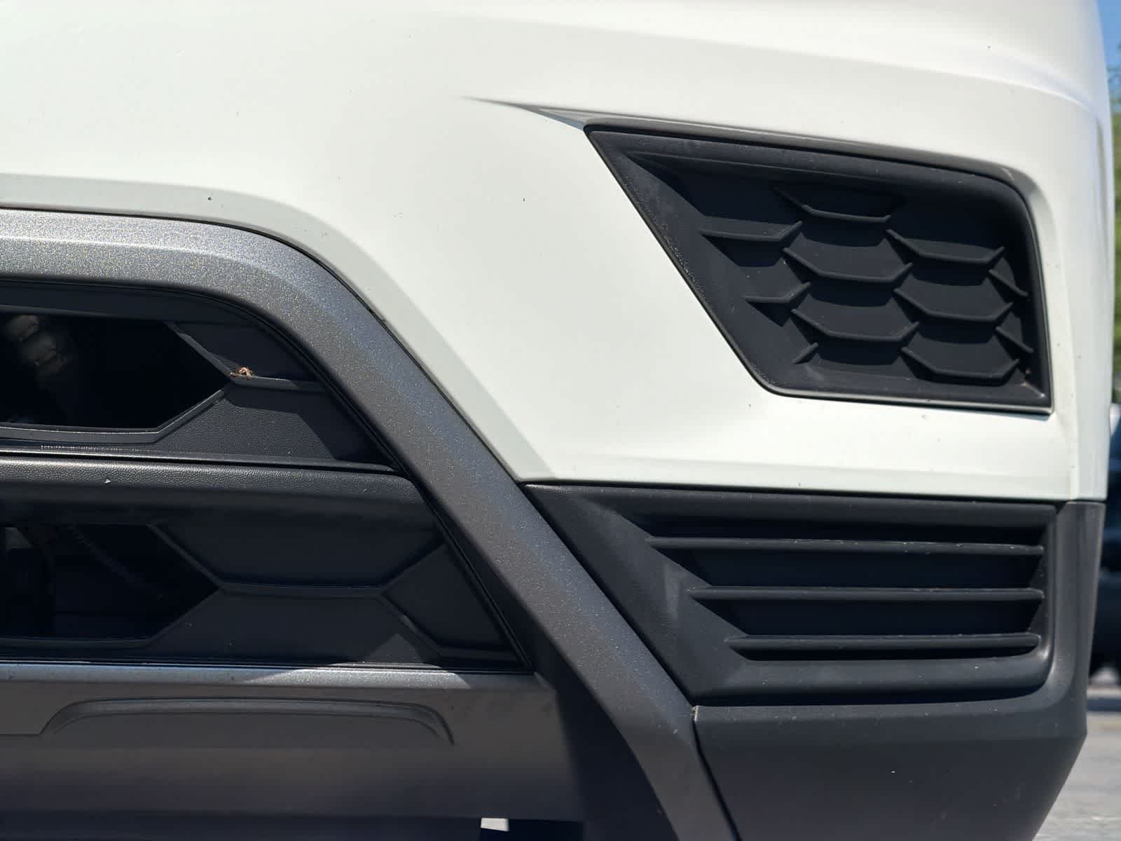 Used 2019 Pure White Volkswagen SE image 11