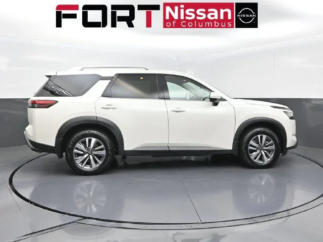 Used 2022 White Nissan SL image 8
