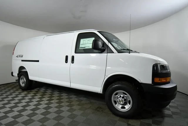 New 2025 Summit White Chevrolet WT image 9