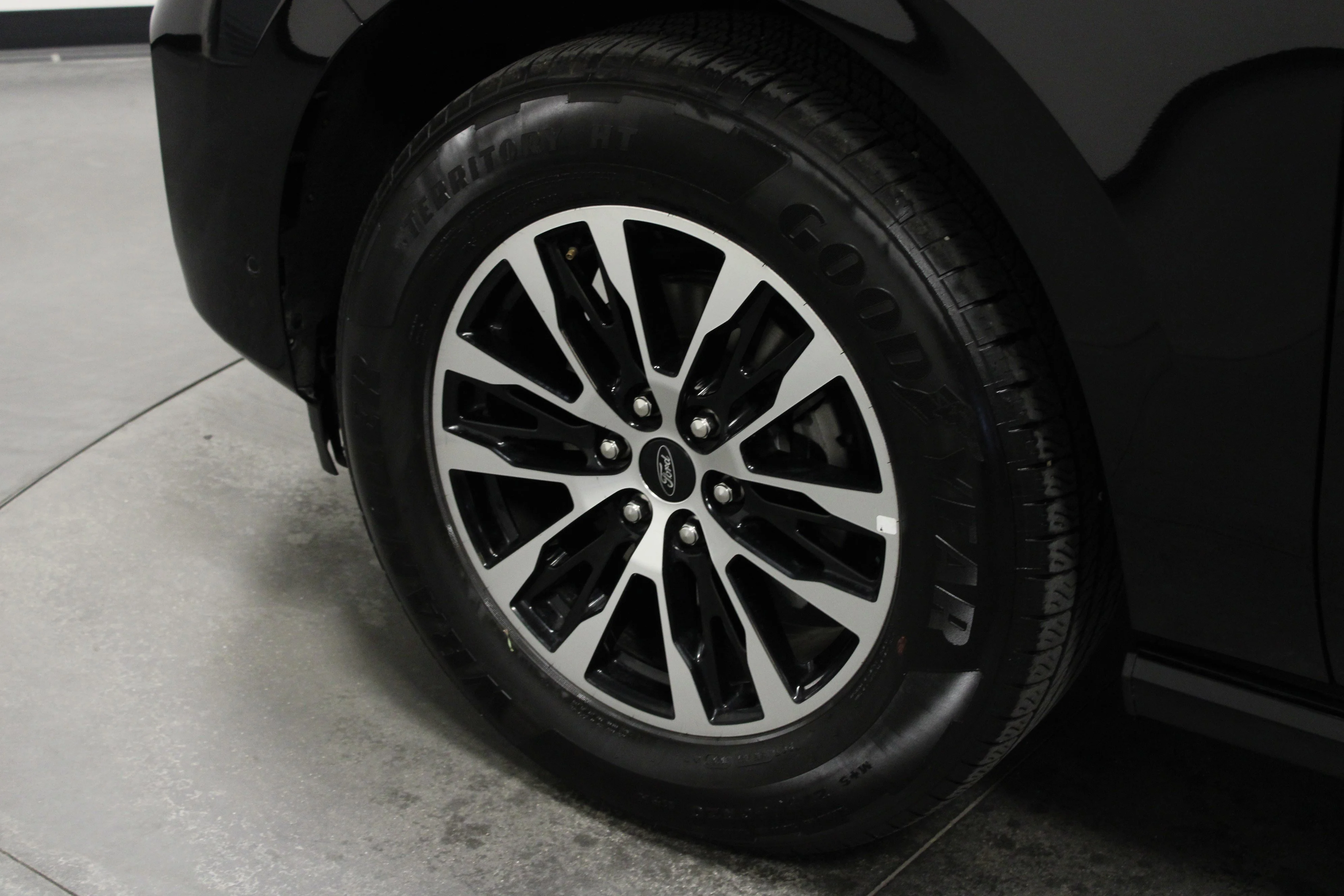 Used 2025 Black Metallic Ford Platinum image 10