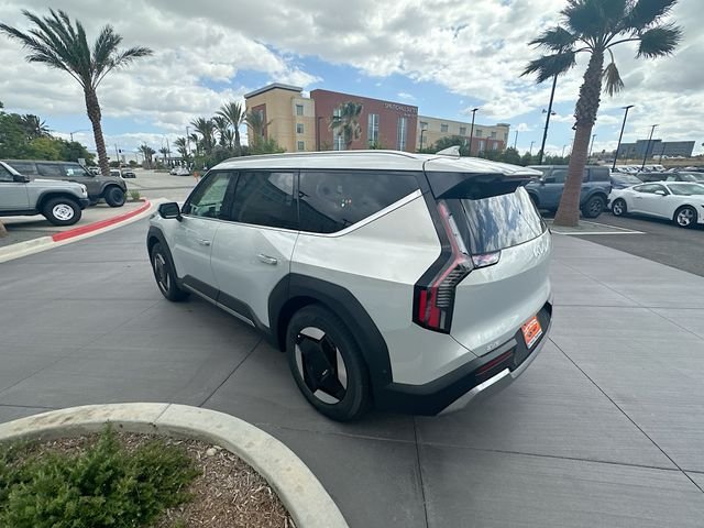 New 2026 Ivory Silver Kia Wind AWD image 5