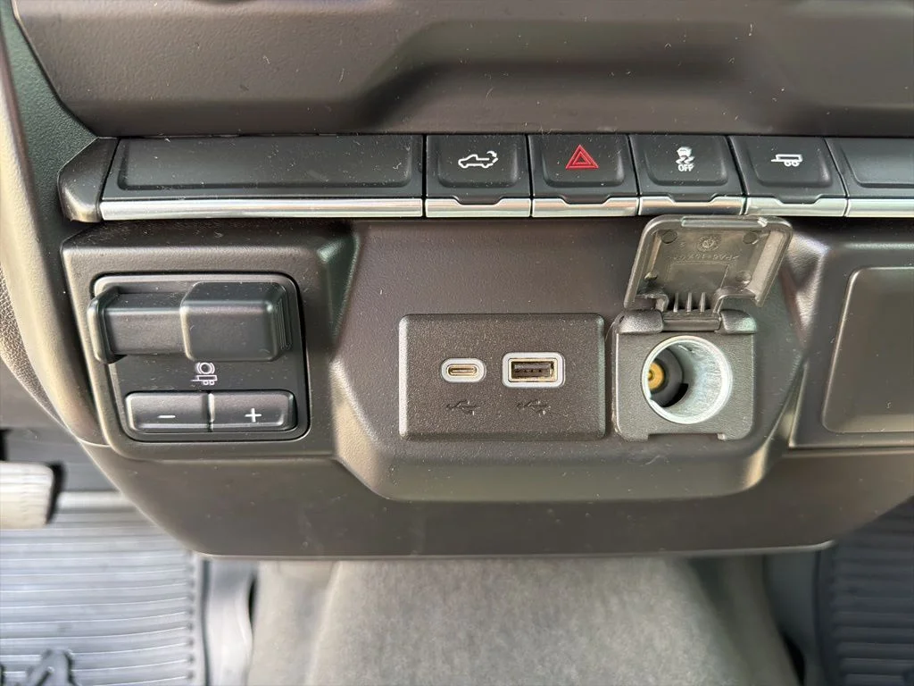 Used 2021 White Chevrolet Custom image 39