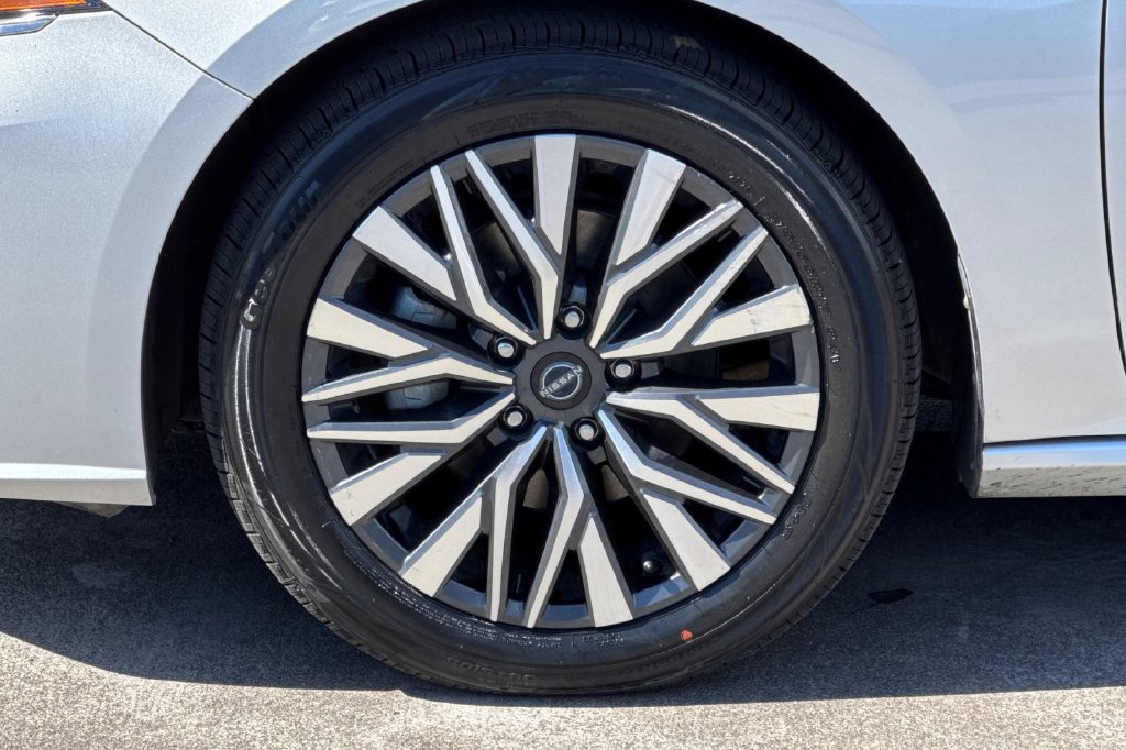 Used 2024 Silver Nissan 2.5 SV image 33