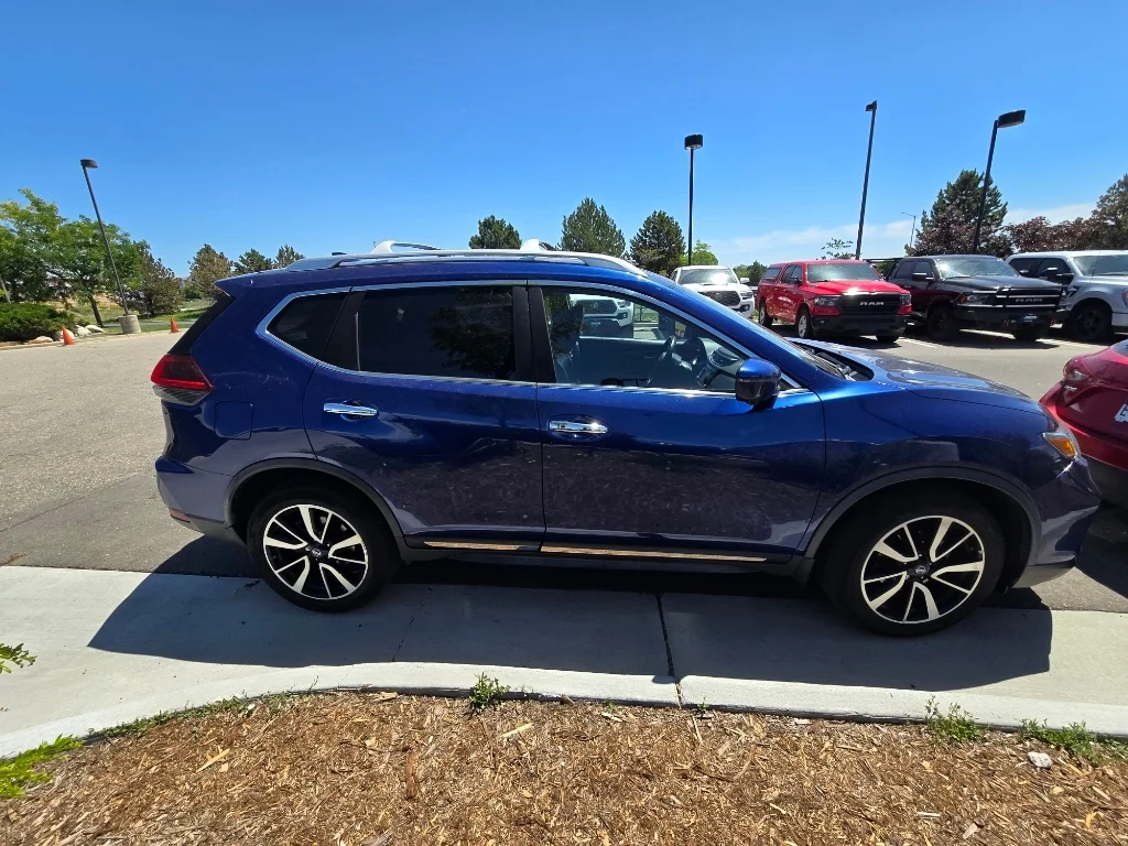 Used 2018 Caspian Blue Nissan SL image 17