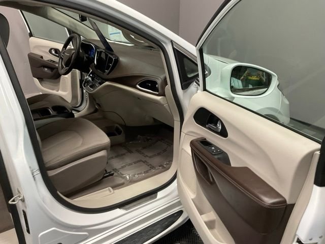 Certified Used 2021 Bright White Clearcoat Chrysler Touring image 21