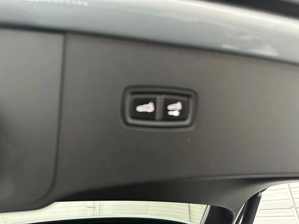 Used 2024  Porsche Base image 29