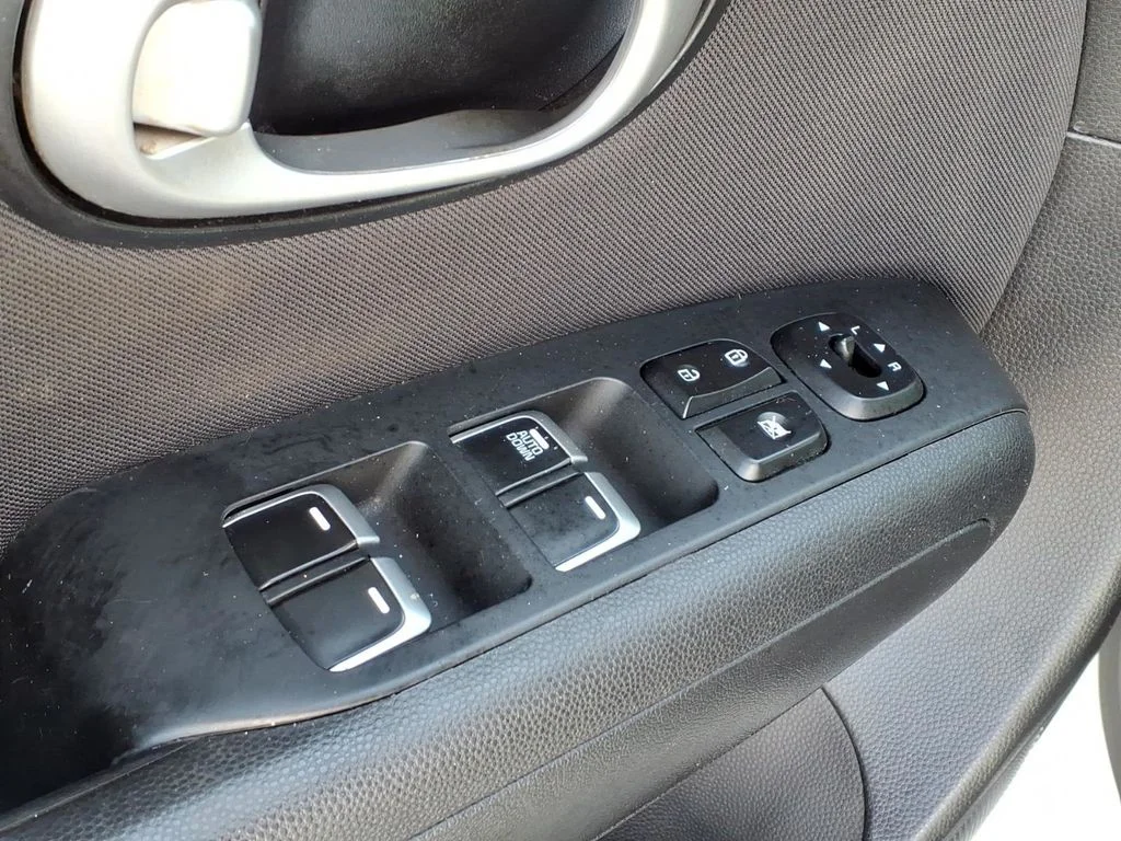 Used 2018 White Kia Base image 20