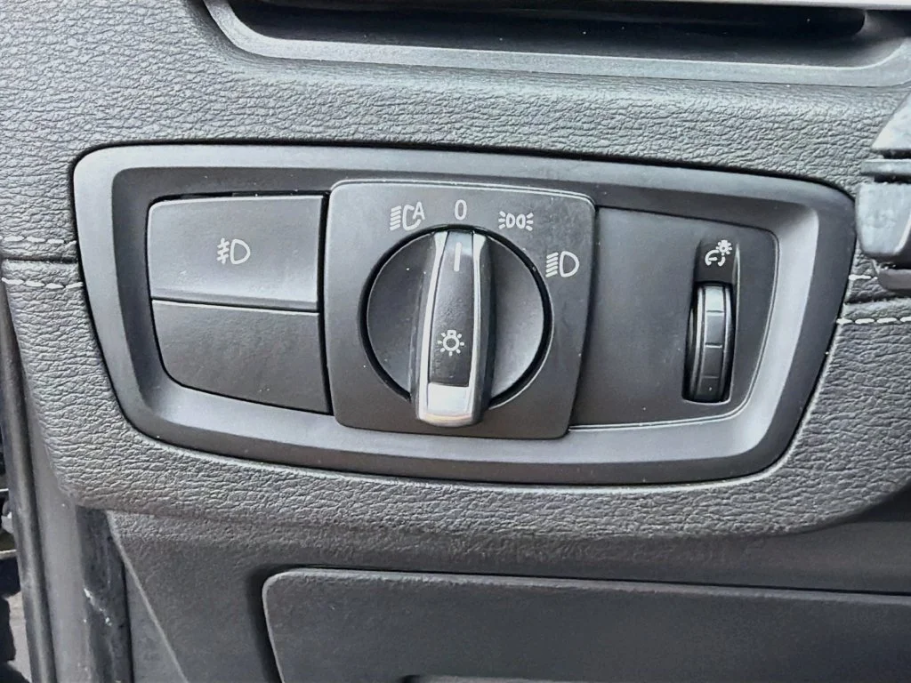 Used 2019 Black BMW sDrive28i image 35