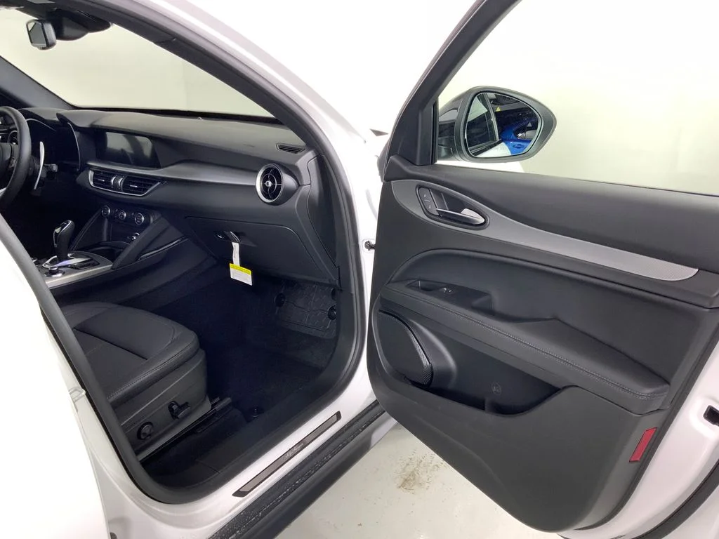 New 2025 Milano White Exterior Paint Alfa Romeo Ti image 24