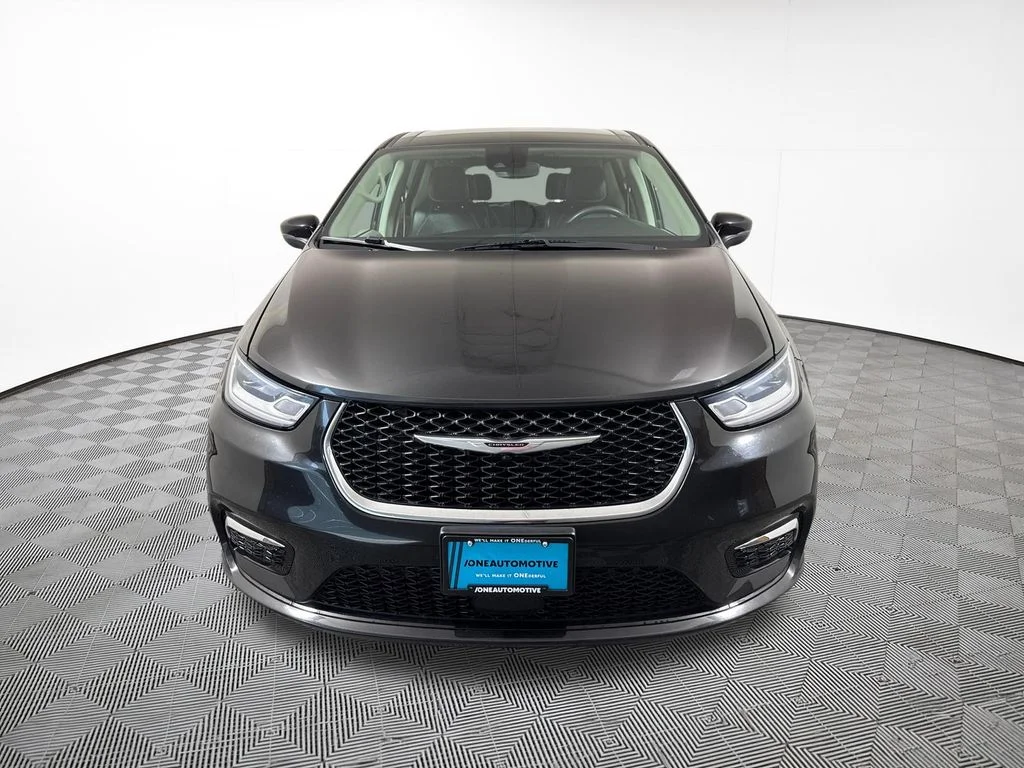 Used 2023 Brilliant Black Crystal Pearlcoat Chrysler Touring L image 3